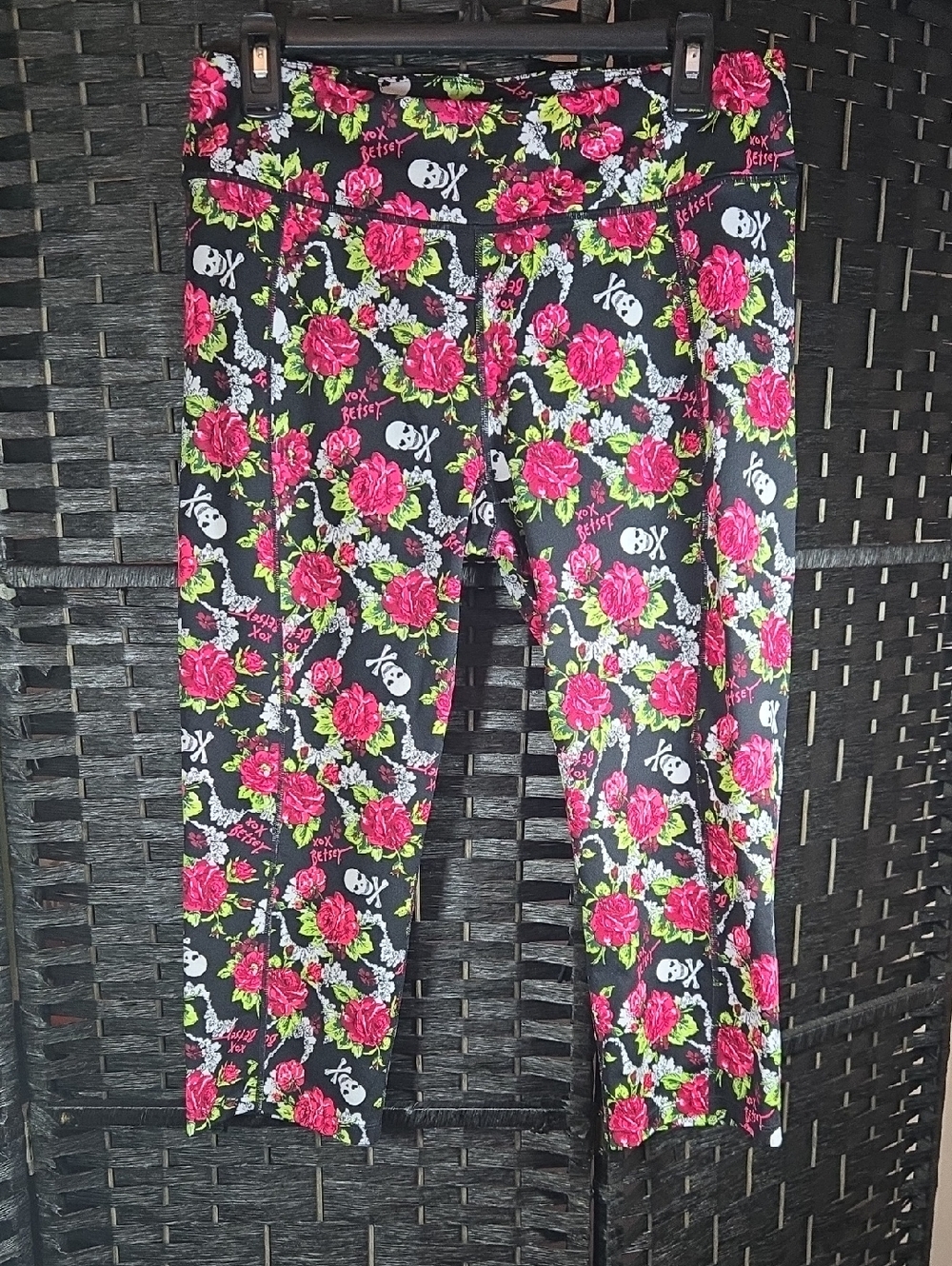 Betsey Johnson Yoga Capri Leggings Womens Medium Skull & Roses